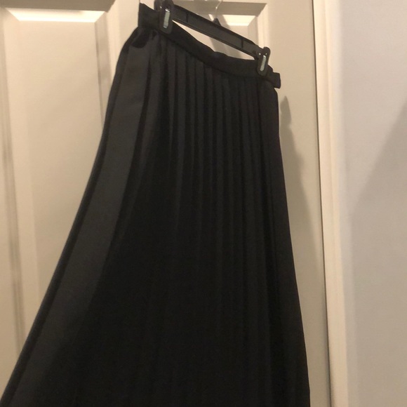 Vintage black pleated skirt. - Picture 2 of 2